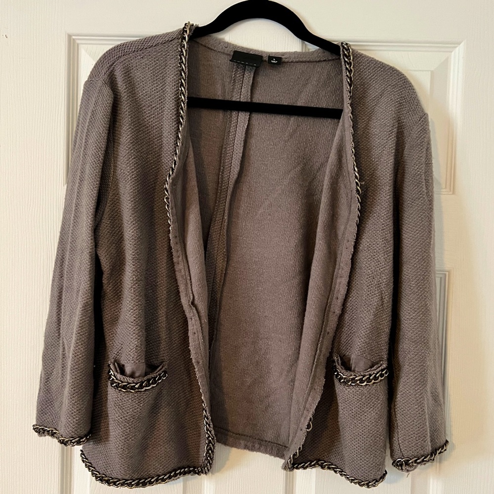 Fashionable chain trimmed jacket